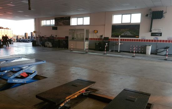 Interno dell'officina Mazzei a Lamezia Terme